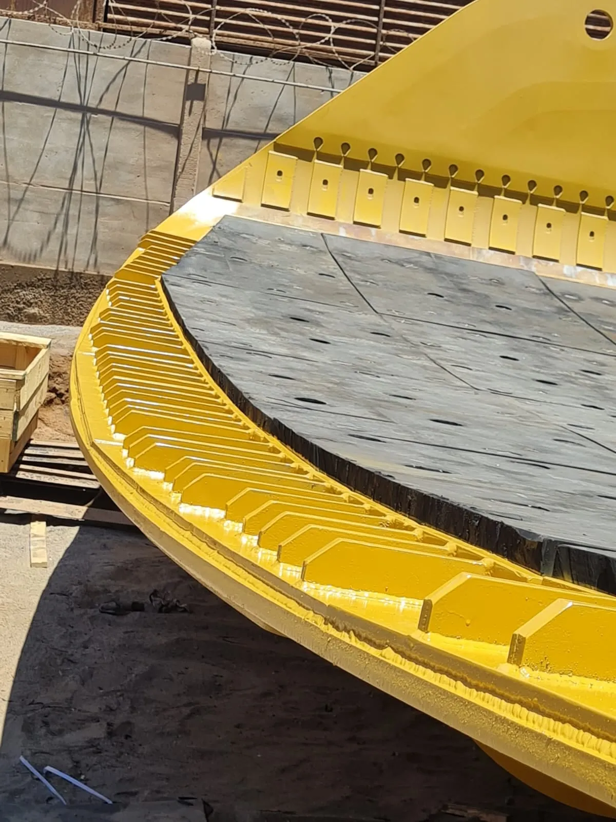 Detalle del borde de la tolva y las placas de caucho apernadas